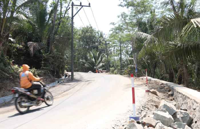 PERBAIKAN : Ruas Jalan Karangbolong-Ayah sedang dilakukan revitalisasi melalui anggaran pemerintah pusat.PROKOPIM KEBUMEN UNTUK RADAR KEBUMEN