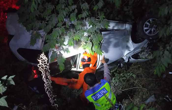 EVAKUASI: Petugas saat mengevakuasi kecelakaan lalu lintas yang terjadi di Jalan RR Majapahit, Banguntapan dan Jalan Jogja-Wates, Sedayu Senin&nbsp;(2/10).Dokumentasi Polres Bantul