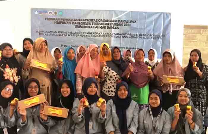 BANDENG PRESTO: Tim Pelaksana PPK Ormawa HMTP terdiri dari mahasiswa Teknologi Pangan dari Universitas Ahmad Dahlan beri pelatihan bandeng presto. (ISTIMEWA)