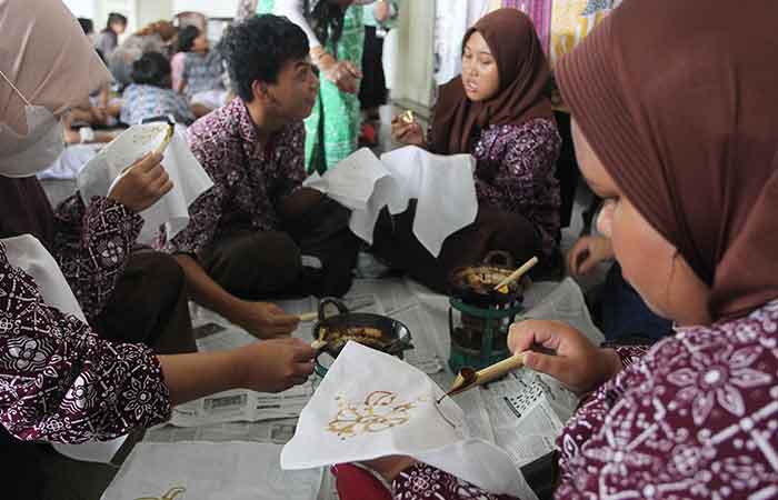 ANTUSIAS: Pelajar tingkat SMA/SMK di wilayah DIJ kompak membatik bersama di Gedung Pusat Desain Industri Nasional (PDIN) dalam rangka peringatan Hari Batik Nasional (2/10).
