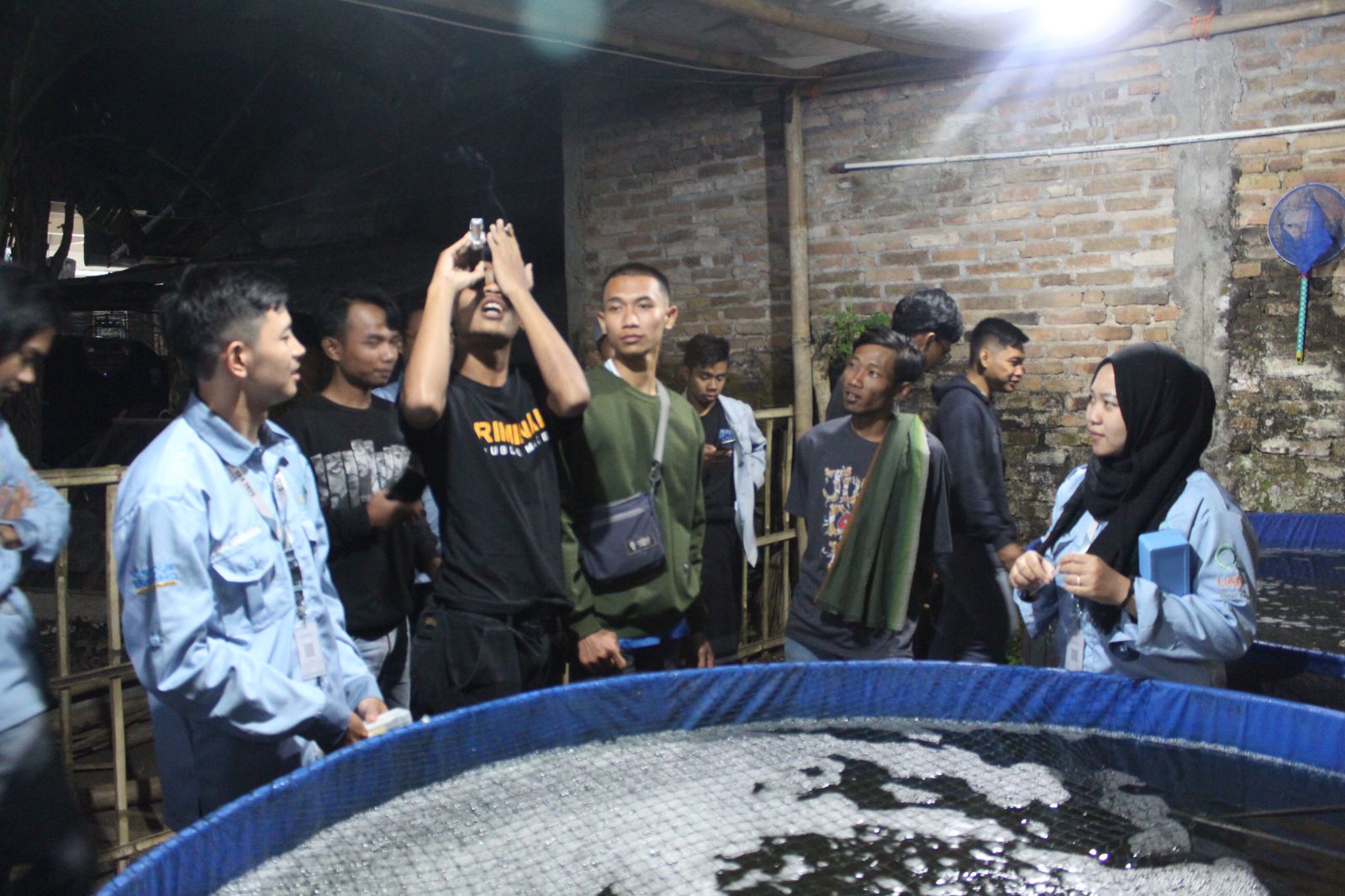 BUDIDAYA: PPK Ormawa HMTP memberikan kontribusi positif dengan mengadakan kegiatan sekolah lapangan fokusnya memberikan pemahaman terkait budidaya ikan bandeng payau. (ISTIMEWA)