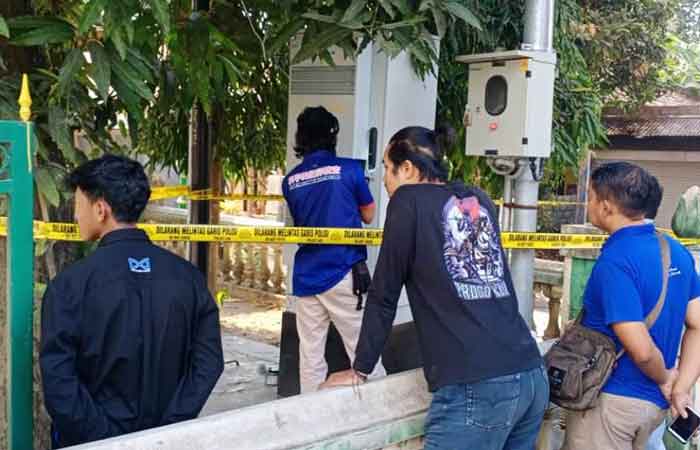 OLAH TKP: Petugas saat melakukan olah TKP pencurian set alat internet di Kutan Padukuhan 1, Kalurahan Brosot, Kapanewon Galur, Kulon Progo.