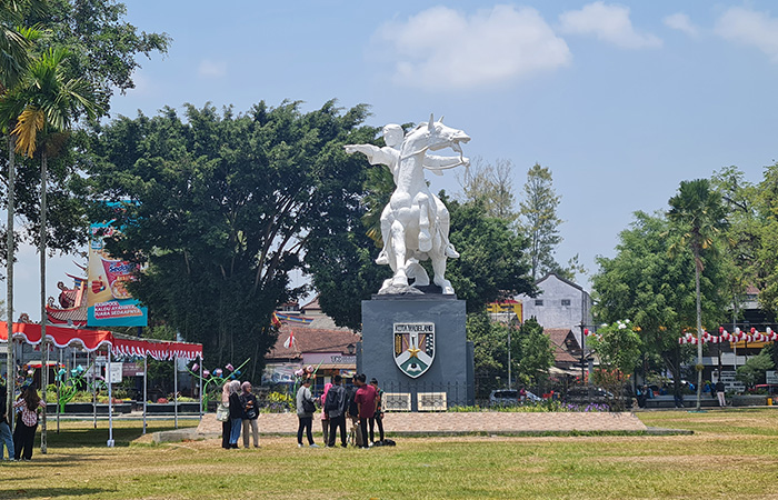 TERIK: Meski cuaca tengah panas, tapi terlihat aktivitas masyarakat di Alun-Alun Kota Magelang, Selasa (3/10/23). Adapun suhu rata-rata di Magelang berkisar antara 26 hingga 33 derajat Celcius.