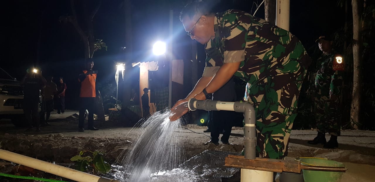 Ketua Tim Satgas pengeboran air Unhan RI Laksma TNI Agus Adriyanto saat memastikan air sumur bor di Padukuhan Klegung, Kalurahan Ngoro-oro, Kapanewon Patuk Kabupaten Gunungkidul yang sempat troubel