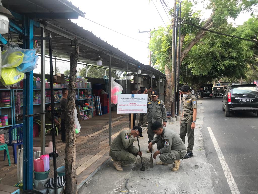 TERTIBKAN: Petugas Satpol PP Sleman saat melakukan penindakan para pedagang di Jalan Kebonagung Km.5, Sompilan, Sumberadi, Mlati, Senin (2/10/2023). (Dok Pol PP Sleman)