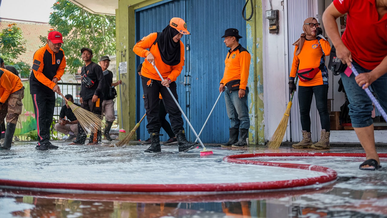 GOTONG ROYONG: Para relawan membersihkan trotoar di sepanjang Jalan Pemuda, Selasa (3/10). (Prokompim Kota Magelang)