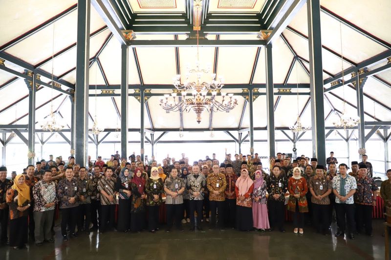 Para kades terpilih dari pilkades serentak dan PAW usai diberikan arahan oleh Bupati Purworejo pada Senin (2/10) di Pendopo Kabupaten Purworejo. (istimewa)