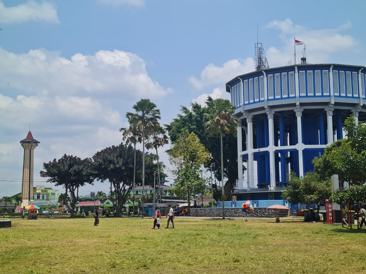 TERIK: Meski cuaca tengah panas, tapi terlihat aktivitas masyarakat di Alun-Alun Kota Magelang, Selasa (3/10). (Naila Nihayah/Radar Jogja)