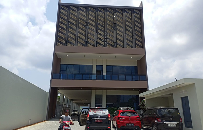 ESTETIK: Tampilan depan bangunan Front One Hotel Gombong dengan mengusung konsep industrial-klasik.&nbsp;M Hafied/Radar Kebumen