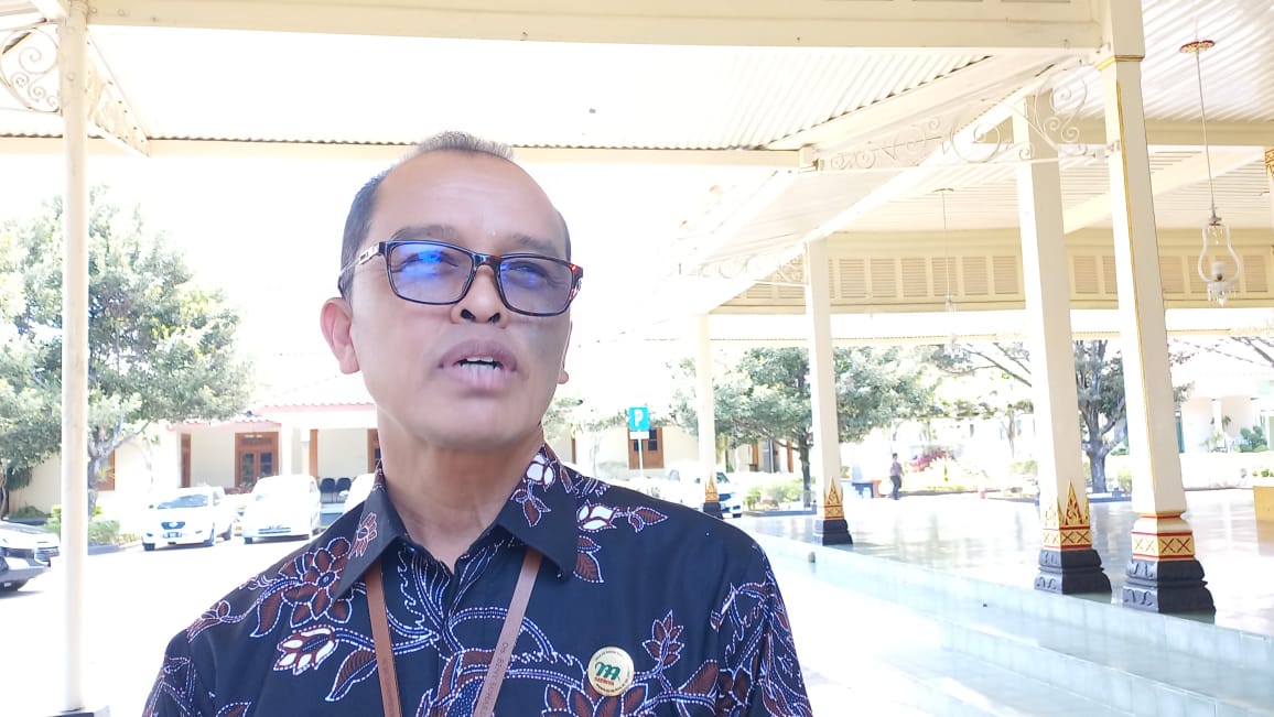 DORONG: Sekprov DIY Beny Suharsono di Kompleks Kepatihan Selasa (3/10). (Winda Atika Ira P./Radar Jogja)