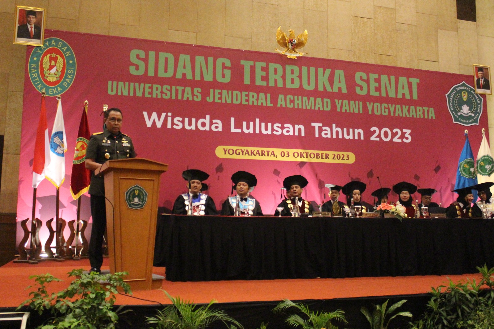 EDUKASI: Danrem 072/Pamungkas Brigjen TNI Joko Purnomo dalam sidang senat terbuka wisuda lulusan 2023 Universitas Jenderal Achmad Yani di The Alana Hotel Sleman Selasa (3/10). (Dok Penrem 072/PMK)