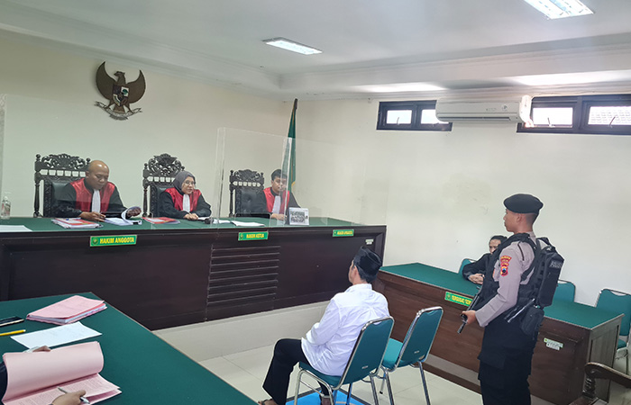 JALANI SIDANG: Zaenal Mutaqin, Kades Kebonrejo yang menyebarkan konten asusila divonis penjara satu tahun 10 bulan.Naila Nihayah/Radar Jogja