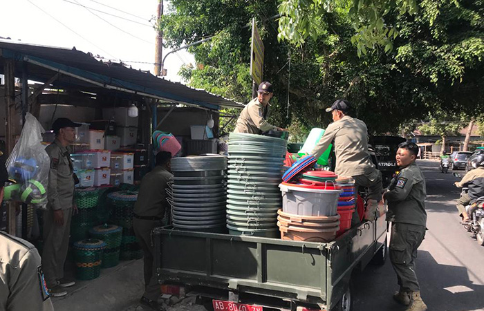 DITERTIBKAN:&nbsp;Petugas Satpol PP Sleman saat melakukan penindakan para pedagang di Jalan Kebonagung Km 5, Sompilan, Sumberadi, Mlati Senin (2/10/23).DOKUMENTASI SATPOL PP SLEMAN