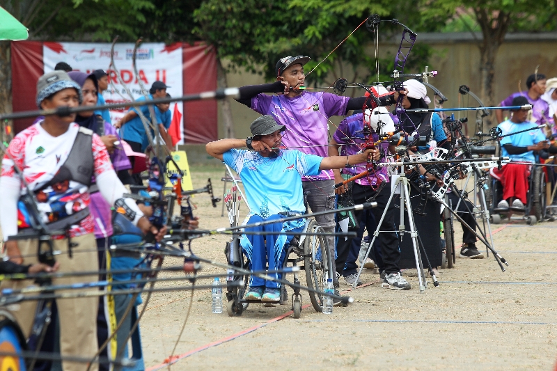TARGET: Sejumlah atlet mengikuti  Kejuaraan Daerah National Paralympic Committee II 2023 DIY cabang olahraga panahan di Lapangan Kopertis, Kota Jogja, Selasa (3/10). (Guntur Aga Tirtana/Radar Jogja)