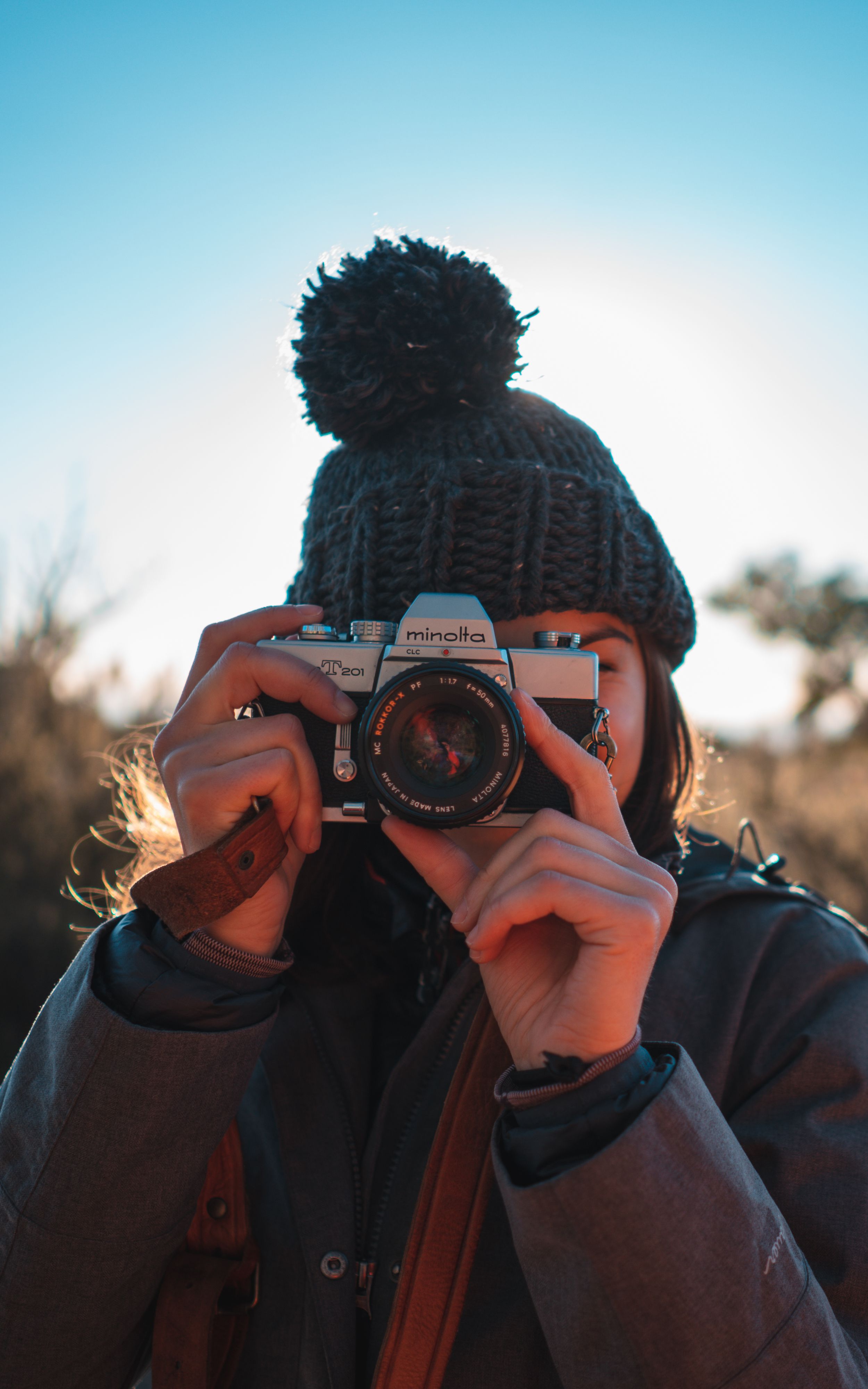 Ilusreasi seorang perempuan sedang pose memotret. (Pinterest/Pexels)
