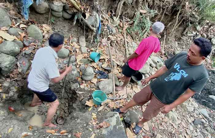 BERBURU AIR: Warga Dusun Tangkisan II, Kalurahan Hargorejo, Kapanewon Kokap, Kulon Progo membuat sumur belik di sungai yang sudah mengering, Selasa (3/10).HENDRI UTOMO/RADAR JOGJA