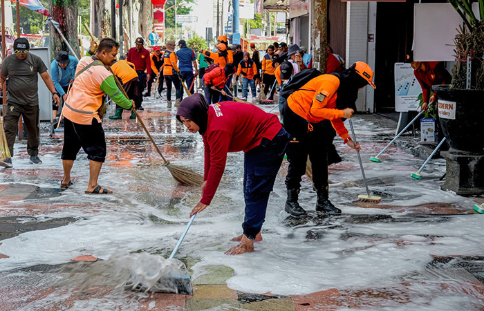 GOTONG ROYONG: Para relawan membersihkan trotoar di sepanjang Jalan Pemuda, Selasa (3/10). Kegiatan ini dilakukan pascakegiatan Magelang Ethno Carnival (MEC) dan kirab ruwat bumi (Jut Bio).