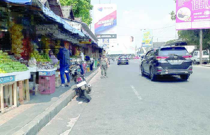 RAWAN MACET: Suasana di ruas jalan Simpang Tiga Colombo dari arah barat kemarin (4/10) siang. Kawasan tersebut kerap terjadi kemacetan karena kendaraan tidak bisa berbelok k
