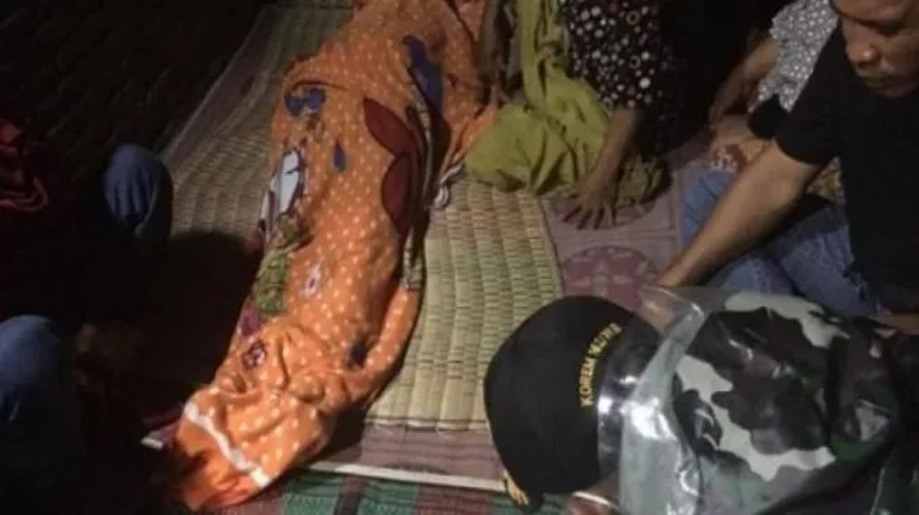 Warga dan polisi setempat tengah mengevakuasi korban bunuh diri di Dusun Suka Jaya, Desa Kadindi, Kacamatan Pekat, Kabupaten Dompu, NTB.