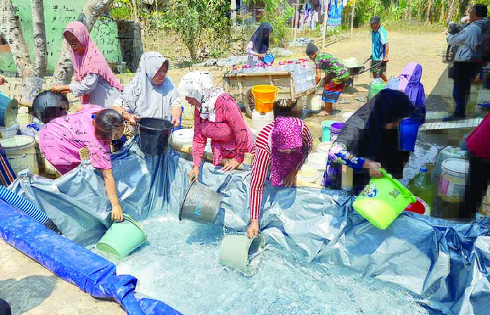 ISI BAK: Warga Dusun Tepo, Dlimas sudah membawa beberapa jeriken untuk mendapatkan bantuan air bersih dari Polres Magelang Kota kemarin (4/10).