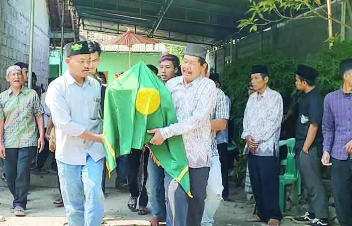 &nbsp;MENINGGAL DUNIA : Suasana pemakaman KP, 35, warga Panjatan Kulon Progo, kemarin.