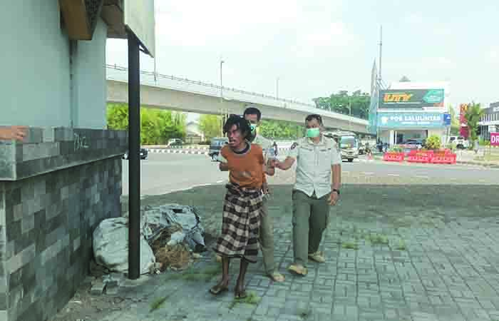 BERBAHAYA: Lokasi flyover Jombor menjadi lokasi mangkal ODGJ, gelandangan, hingga anak jalanan. Keberadaan mereka membahayakan dan menganggu pengguna jalan maupun