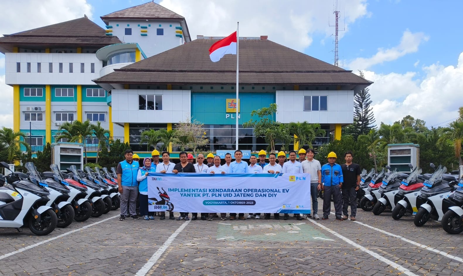 GREEN ENERGY: PLN Group akan mengganti seluruh kendaraan operasional dengan kendaraan listrik.