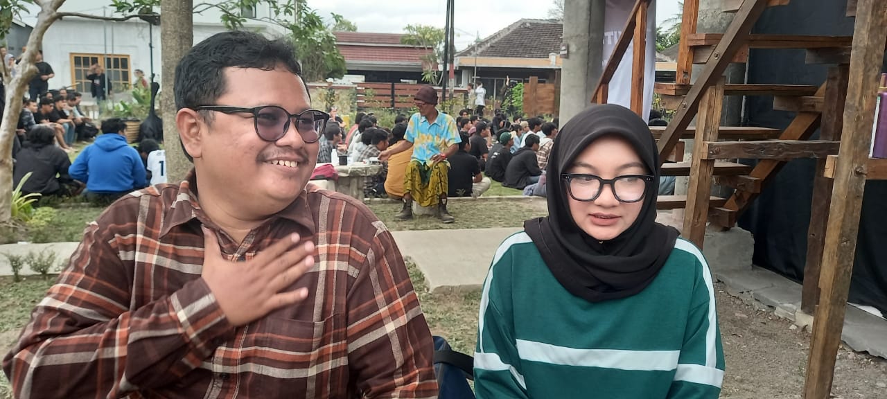 TOLAK: Sekjen Komunitas KNKP Aditya Purnomo dan Juru Bicara Komunitas KNKP Siti Fathonah. (Khairul Ma