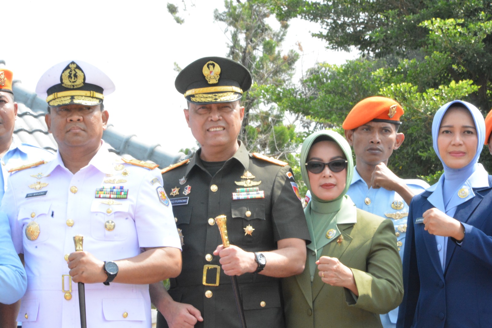 HORMAT: Panglima TNI Laksamana Yudo Margono ziarah ke makam Panglima Besar Jenderal Soedirman di Taman Makam Pahlawan Nasional Kusumanegara Jogjakarta Rabu (4/10/2023). (Penrem 072/PMK)