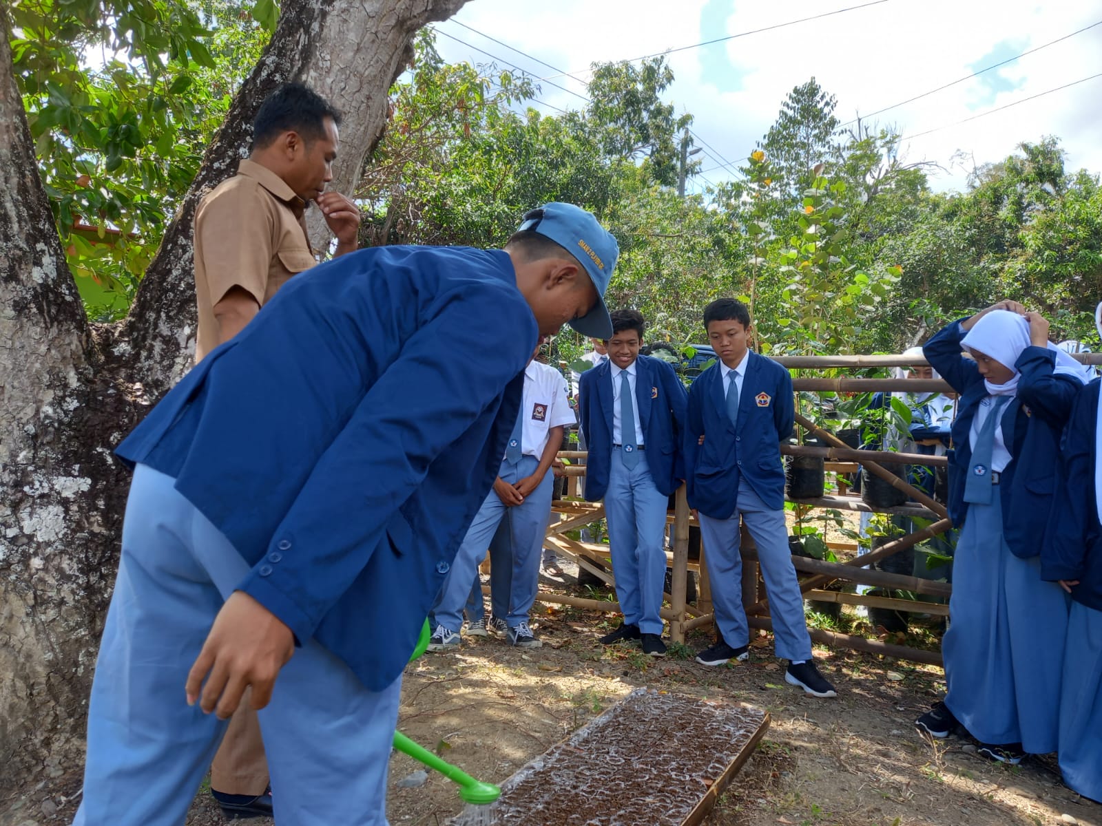 TARIK MINAT: Sejumlah pelajar terlihat antusias mengikuti praktik lapangan program Petugas Penyuluh Pertanian masuk sekolah belum lama ini. (Dok DPP Kabupaten Gunungkidul)