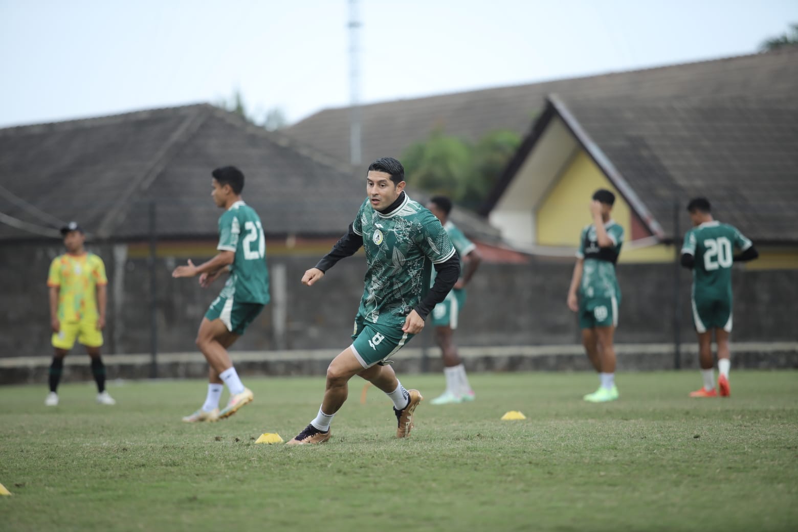 YAKIN: Pemain PSS Esteban Vizcarra berlatih. (Dok PSS)