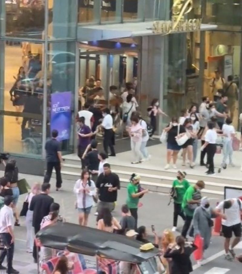 Pengunjung berlarian keluar dari Mal Siam Paragon menyelamatkan diri.(Tangkapan layar Twitter/@Dweii_ii)