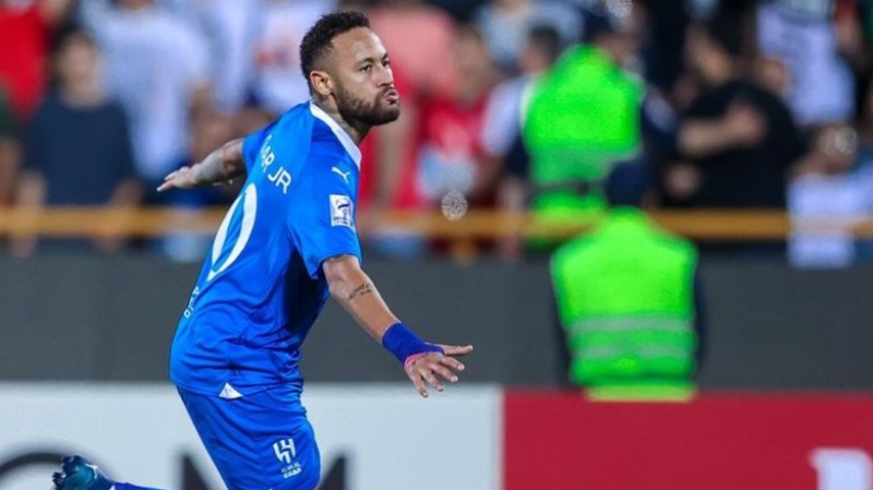 KOKOH: Pemain Al Hilal Neymar Jr mencetak gol ke gawang tuan rumah Nassaji Mazandara dalam AFC Champion League Grup D di Stadion Vatani Selasa malam (3/10).  (Dok Al Hilal)