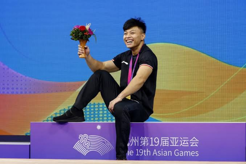 TERKUAT: Rahmat Erwin Abdullah meraih emas di cabNg angkat besi Asian Games. (Dok Istimewa)