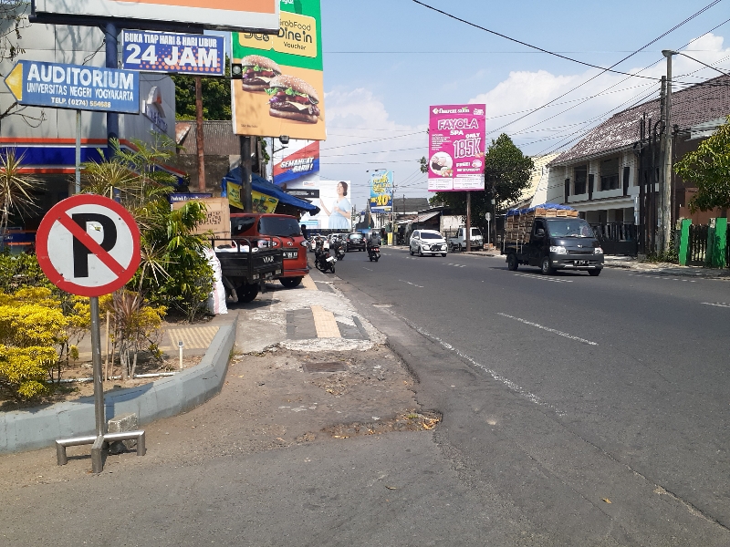 RAMAI: Suasana di ruas jalan Simpang Tiga Colombo dari arah barat pada Rabu (4/10) siang. Kawasan tersebut kerap terjadi kemacetan karena kendaraan tidak bisa berbelok kiri. (IWAN NURWANTO/RADAR JOGJA