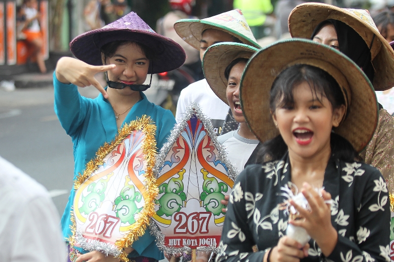ULTAH: Siswa SMP Negeri 6 Kota Jogja mengikuti karnaval budaya menyambut HUT ke-267 Kota Jogja saat melintas di Jalan Pangeran Mangkubumi, Jogja, Rabub(4/10). (Guntur Aga Tirtana/Radar Jogja)