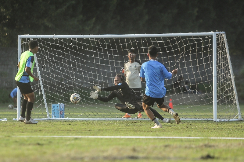 HALAU: Kiper PSIM saat menjalani latihan. (Elang Kharisma Dewangga/Radar Jogja)