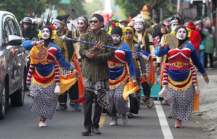 UNIK: Siswa dan guru SMP Negeri 6 Kota Jogja mengikuti karnaval budaya menyambut HUT ke-267 Kota Jogja saat melintas di Jalan Pangeran Mangkubumi, Jogja kemarin (4/10).&nbsp;