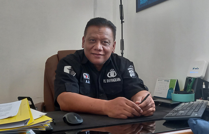 PROFESI LANGKA: AKBP dr D. Aji Kadarmo Sp.FM, DFM saat ditemui kantornya, RS Sakit Bhayangkara Polda DIJ, Kamis (5/10).Khairul Ma