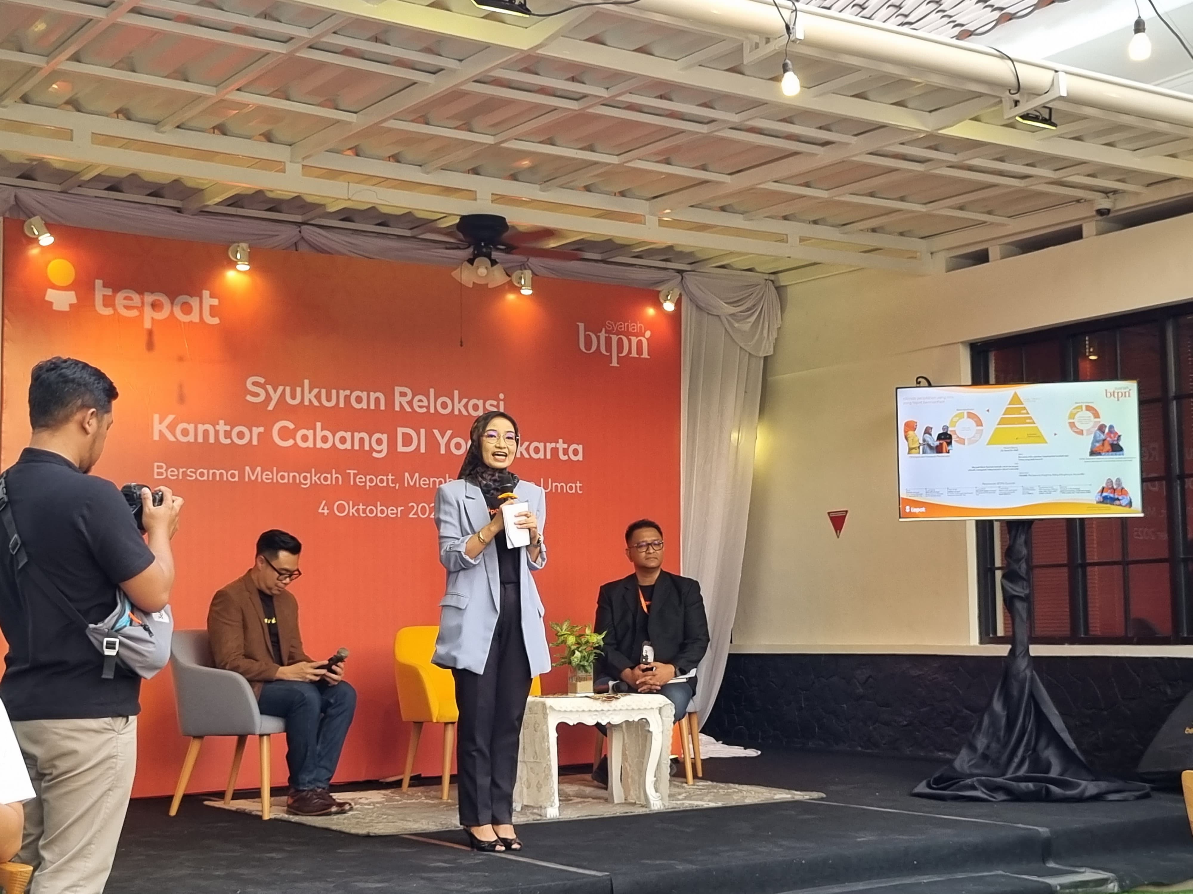 KOMITMEN: Sesi diskusi dari bank BTPN Syariah terkait relokasi kantor mereka, bank BTPN berkomitmen untuk terus memberdayakan konsumen mereka terlebih para perempuan. (FAHMI F/RADAR JOGJA)
