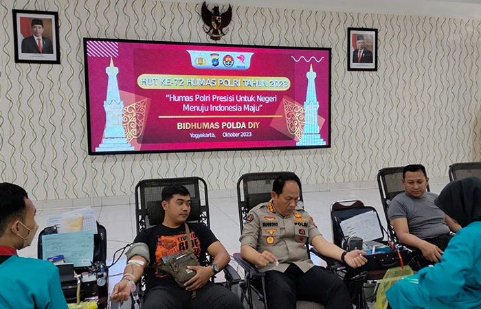 KEPEDULIAN: Aksi donor darah sebagai rangkaian HUT ke-72 Humas Polri di Aula Polresta Jogja, Senin (2/10).