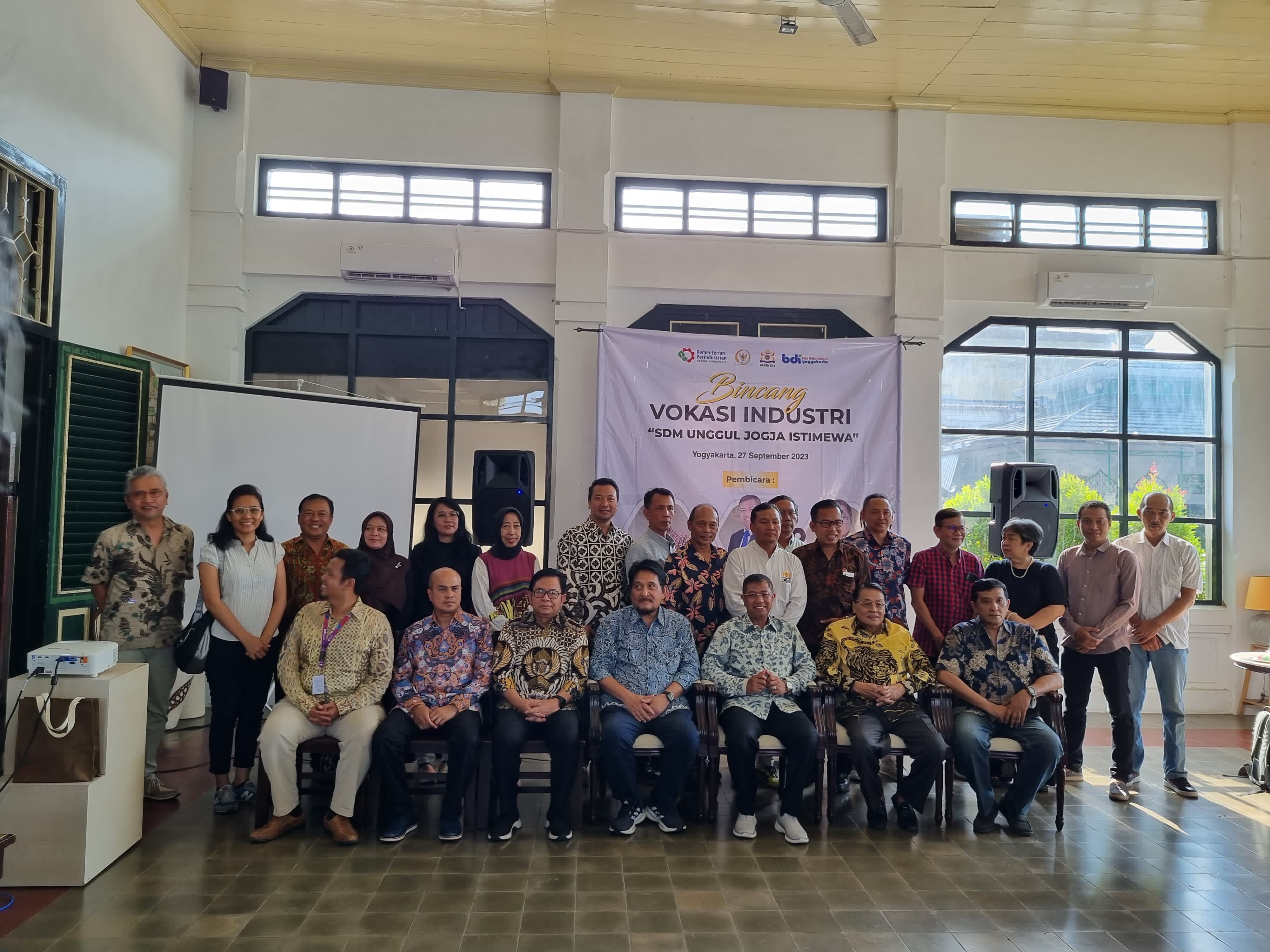 KUALITAS: Segenap pejabat dari Balai Diklat Industri Jogjakarta hingga Kadin bersinergi untuk terus mengembangkan potensi SDM di DIY lewat diklat dan pelatihan. (Fahmi Fahriza/Radar Jogja)