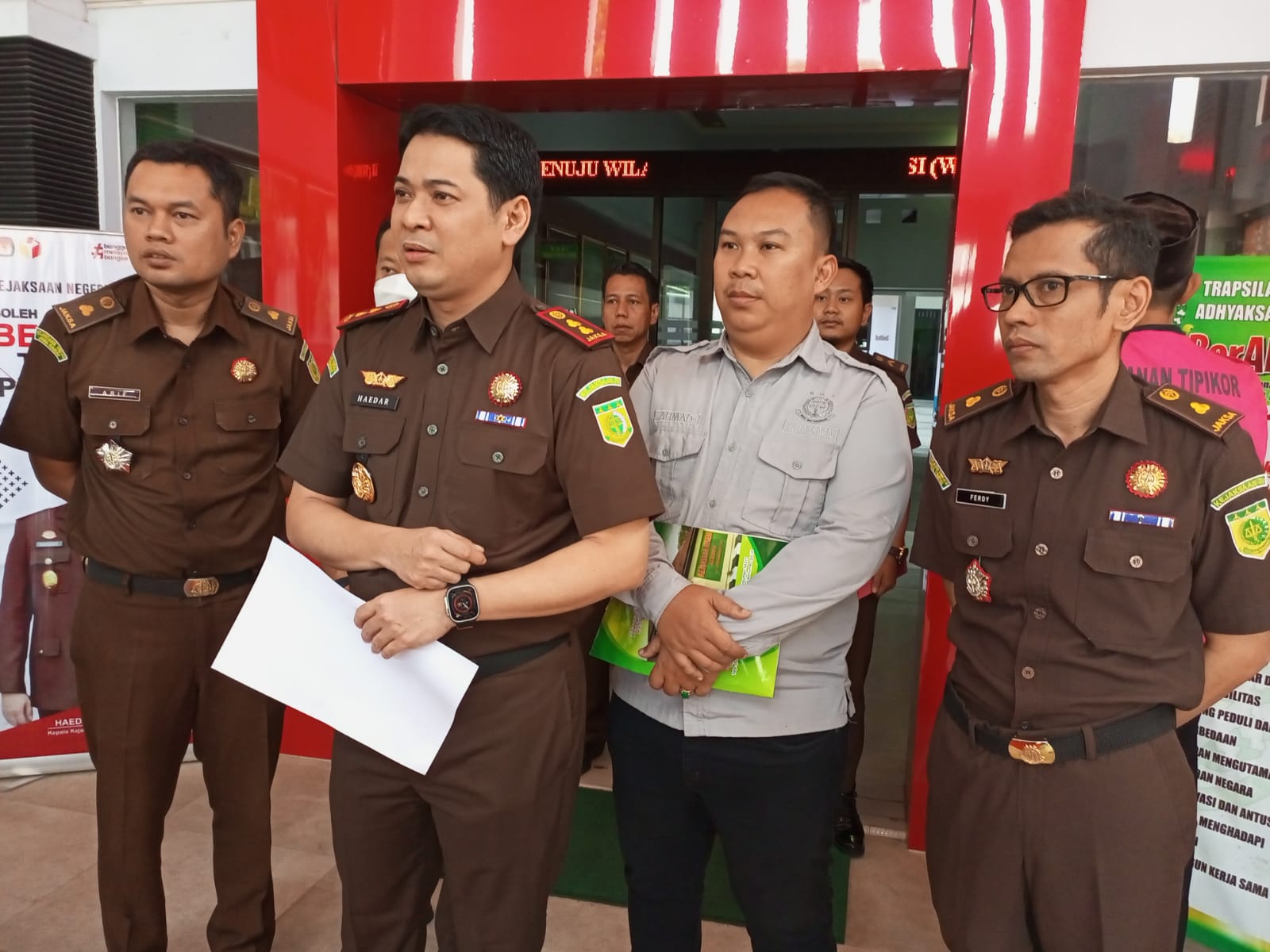 PERIKSA: Keejaksaan Negeri (Kejari) Kebumen menetapkan admin CV LM berinisal AS sebagai tersangka kasus dugaan penyalahgunaan pupuk subsidi. total kerugian negara. (M. hafied/Radar Jogja)