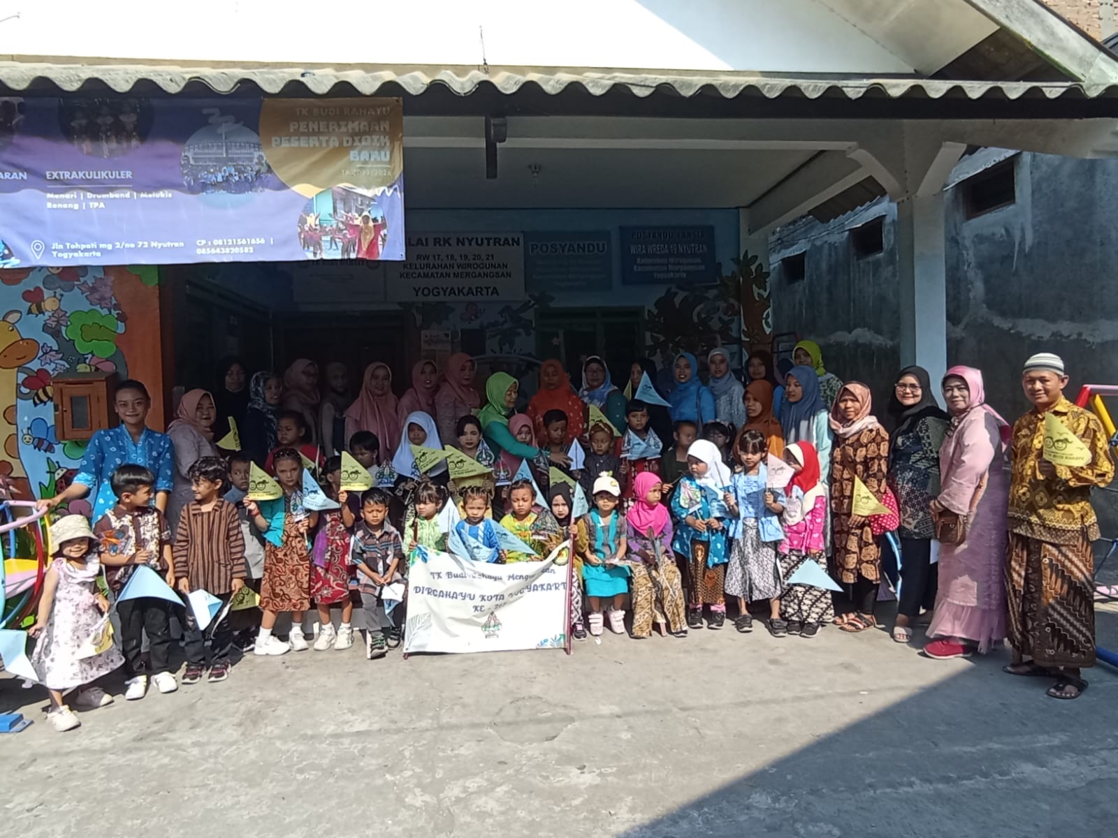 SEMARAK: Puluhan anak dari TK TK Budi Rahayu, Jogja beserta para guru dan wali murid bersiap pawai budaya mengelilingi Kampung Nyutran, Jogja, Kamis (5/10). (Herpri Kartun/Radar Jogja)