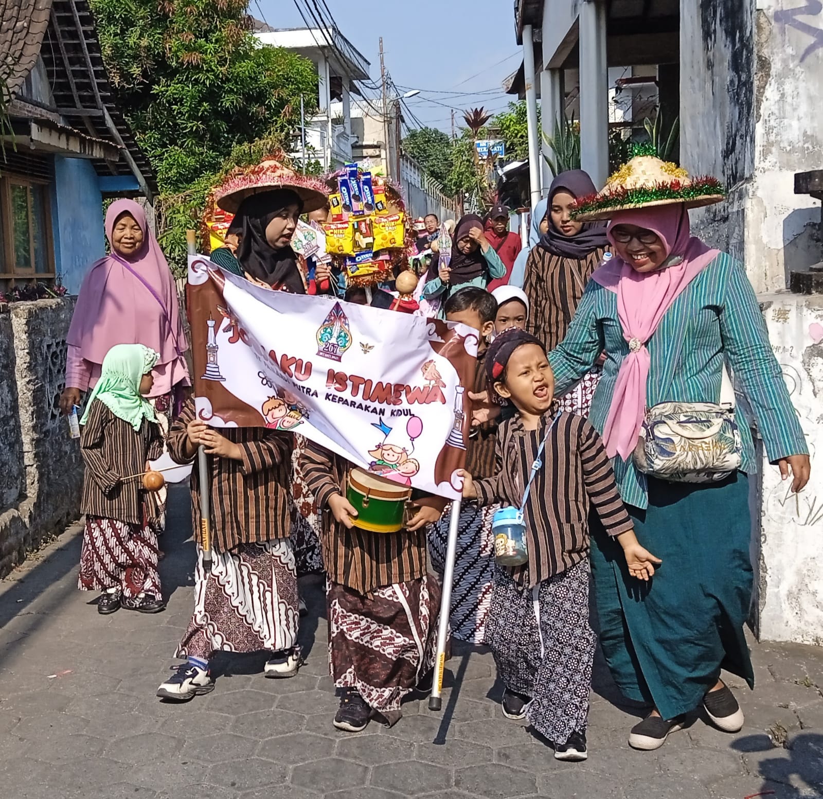 KARNAVAL BUDAYA: Siswa TK Pamardi Putra, Keparakan Kidul, Jogja, ikut kirab dengan memakai pranakan, jarik motif batik Jogja, dan blangkon gaya Keraton Jogja Kamis (5/10). (Herpri Kartun/Radar Jogja)