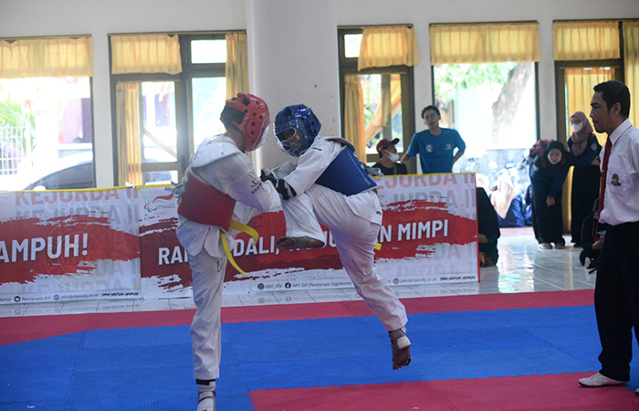 SERU: Salah satu nomor yang dipertandingkan dalam cabang olahraga para taekwondo Kejuaraan Daerah (Kejurda) NPC DIJ 2023.ISTIMEWA