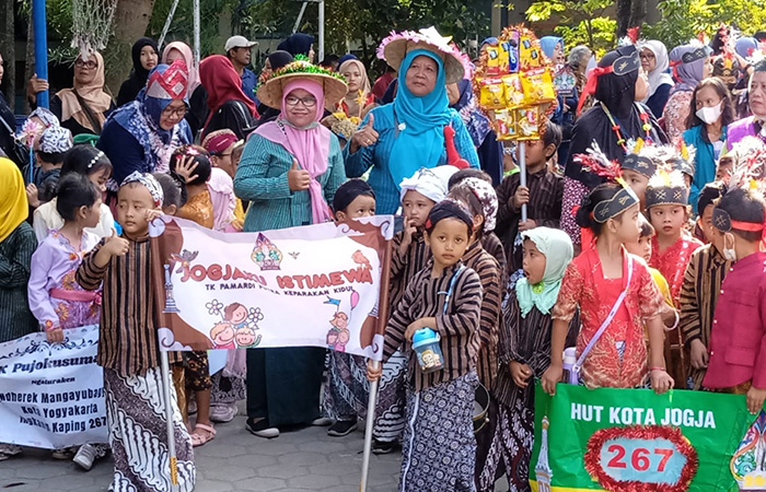 KARNAVAL BUDAYA: Puluhan anak dari TK Pamardi Putra, Keparakan Kidul, bersama TK Keparakan Lor, serta gugus Murai Jogja menggelar kirab. Herpri Kartun/Radar Jogja