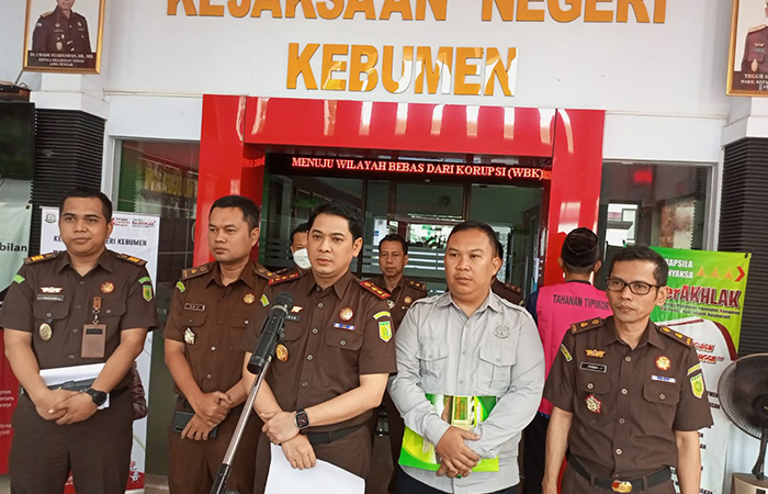TEGAS : Kepala Kejaksaan Negeri Haedar (tengah) memberikan keterangan pers terkait kasus dugaan penyalahgunaan pupuk subsidi hingga mengakibatkan kerugian negara ditaksir mencapai Rp 8,6 miliar.