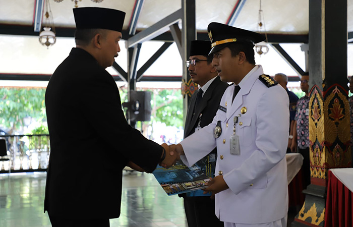 PEJABAT BARU: Bupati Purworejo lantik Asisten Perekonomian dan Pembangunan serta Camat Purworejo di Pendopo Kabupaten Purworejo Kamis (5/10).ISTIMEWA