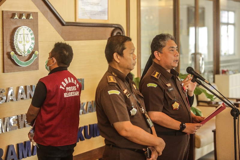 TAHAN: Penyidik Kejaksaan Tinggi (Kejati) DIY menahan General Manager (GM) Burza Hotel Jogjakarta HS. (Elang Kharisma Dewangga/Radar Jogja)
